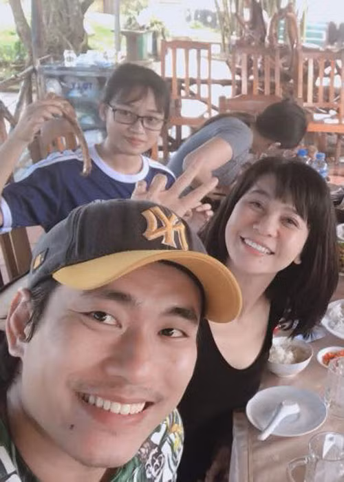 Giữa ồn ào chia tay, Cát Phượng cũng từng đăng tải hình ảnh cùng Kiều Minh Tuấn về quê.