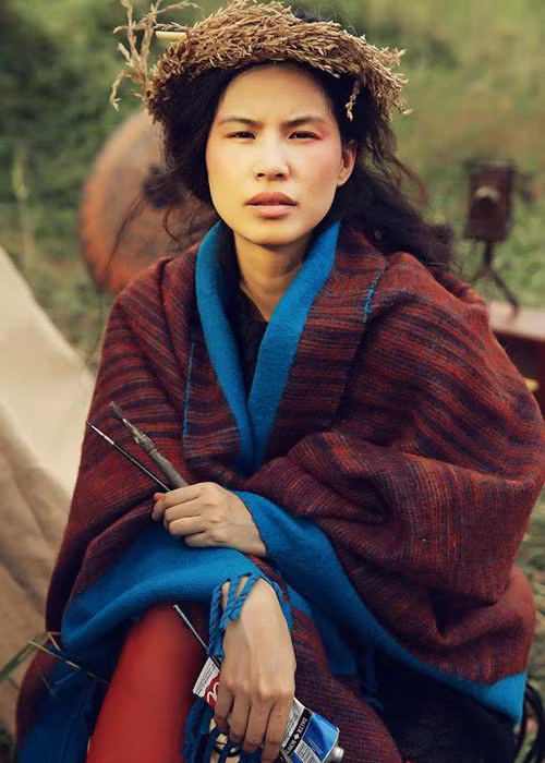 Trung thành với chất liệu gấm, Thủy Nguyễn được ưu ái đặt biệt danh "người đàn bà của gấm". Ảnh: Khampha