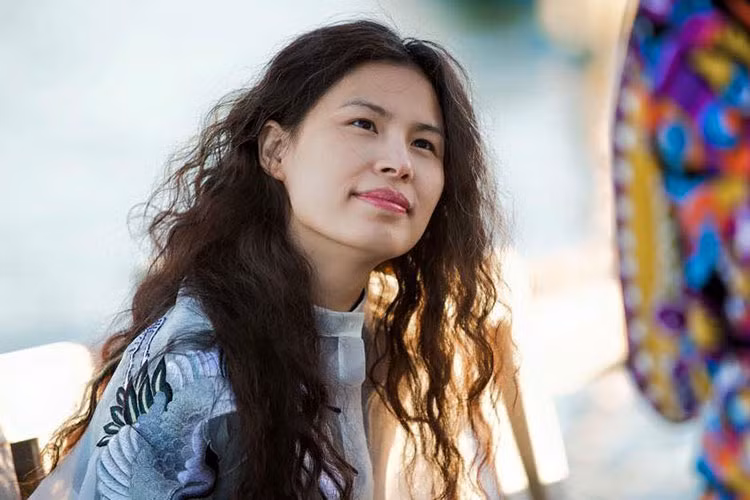 Thủy Nguyễn vẽ tranh trước khi chuyển sang làm nhà thiết kế thời trang. Ảnh: thuydesignhouse