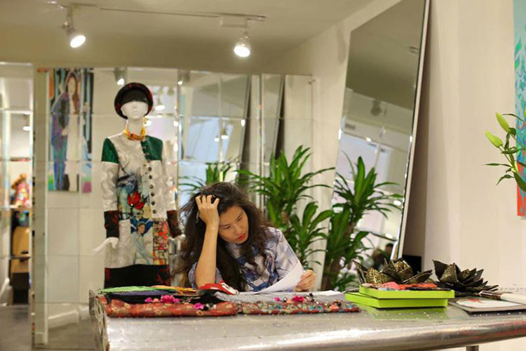 Thủy Nguyễn có niềm đam mê bất tận với áo dài. Các thiết kế của cô cũng mang phong cách riêng. Ảnh: Khampha