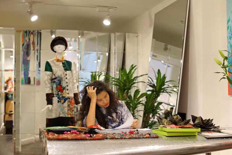 Thủy Nguyễn có niềm đam mê bất tận với áo dài. Các thiết kế của cô cũng mang phong cách riêng. Ảnh: Khampha