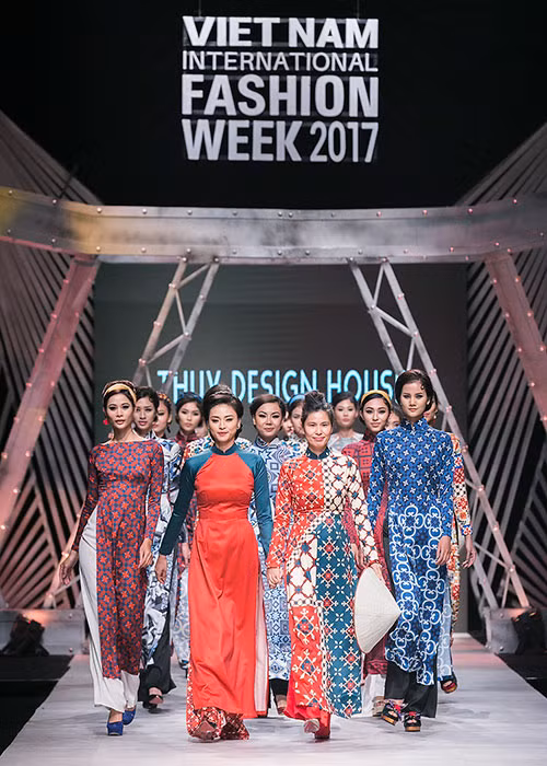 Tại Tuần lễ thời trang quốc tế Việt Nam 2017, Thủy Nguyễn từng trình làng bộ sưu tập áo dài mang tên "Cô Ba Sài Gòn". Ảnh: Hoahoctro