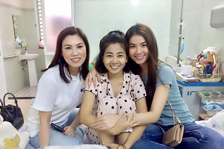 Giống nghệ sĩ Lê Bình, diễn viên Mai Phương (ở giữa) cũng đang mắc bệnh ung thư phổi.