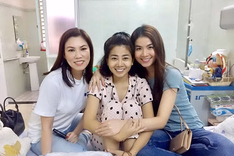 Giống nghệ sĩ Lê Bình, diễn viên Mai Phương (ở giữa) cũng đang mắc bệnh ung thư phổi.