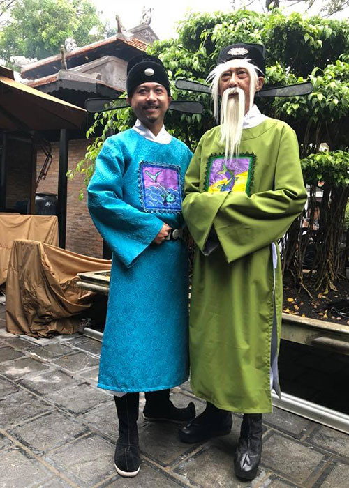 Nghệ sĩ Lê Bình chia sẻ hình ảnh trên phim trường bên Hứa Minh Đạt.