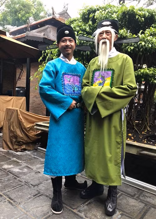 Nghệ sĩ Lê Bình chia sẻ hình ảnh trên phim trường bên Hứa Minh Đạt.