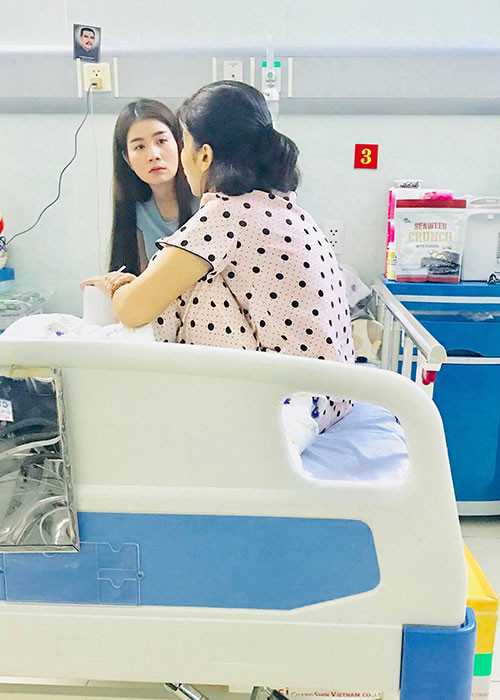 Chia sẻ về tình hình của Mai Phương, Kha Ly cho hay: "Thông báo cả nhà là Phương bữa nay khỏe lắm, tinh thần vui vẻ, ăn ngon, ngủ ngon, cứ đà này là em sẽ khỏe, sẽ hết bệnh nha".