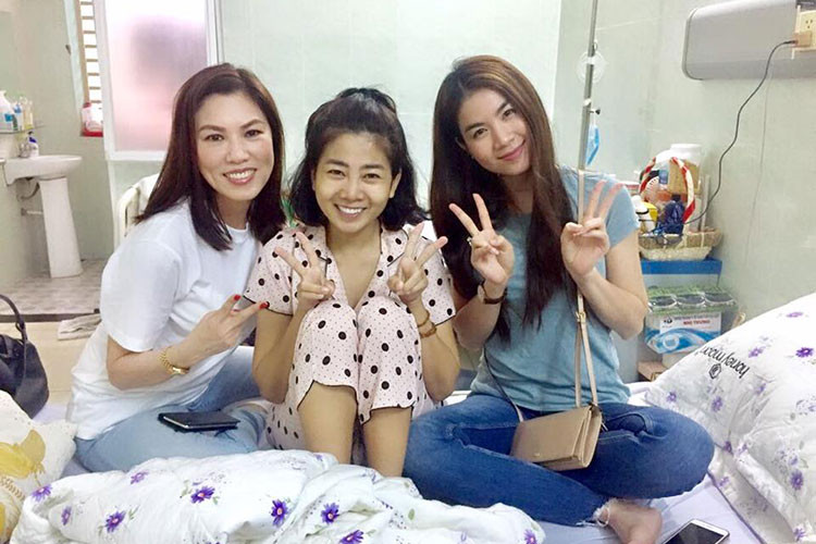 Vừa từ Mỹ trở về, Kha Ly đã vội đến trao quà của các mạnh thường quân dành cho Mai Phương.