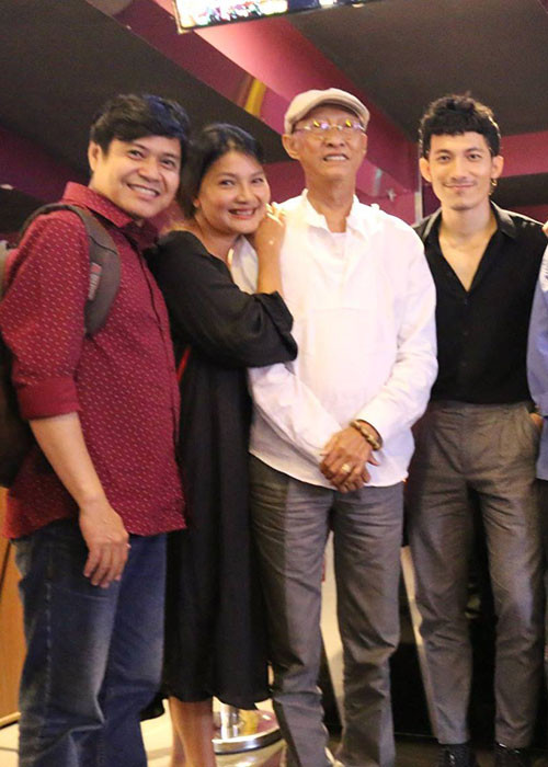 Chia sẻ hình ảnh bên nghệ sĩ Lê Bình, Kiều Trinh dành lời tâm sự cho đàn anh: “Nụ cười anh tươi rói nhưng thật lòng đúng như lời chị Cát Phượng, khi tự vào vai anh, cảm nhận hơi thở yếu mệt của anh mà thương lắm. Nhắc anh kỷ niệm lần đầu cách đây 16 năm gặp anh khi đi thử vai phim Mùa len trâu”.