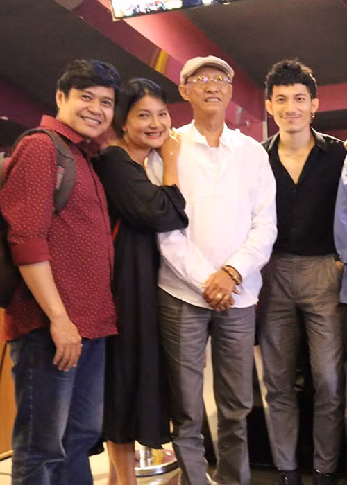 Chia sẻ hình ảnh bên nghệ sĩ Lê Bình, Kiều Trinh dành lời tâm sự cho đàn anh: “Nụ cười anh tươi rói nhưng thật lòng đúng như lời chị Cát Phượng, khi tự vào vai anh, cảm nhận hơi thở yếu mệt của anh mà thương lắm. Nhắc anh kỷ niệm lần đầu cách đây 16 năm gặp anh khi đi thử vai phim Mùa len trâu”.