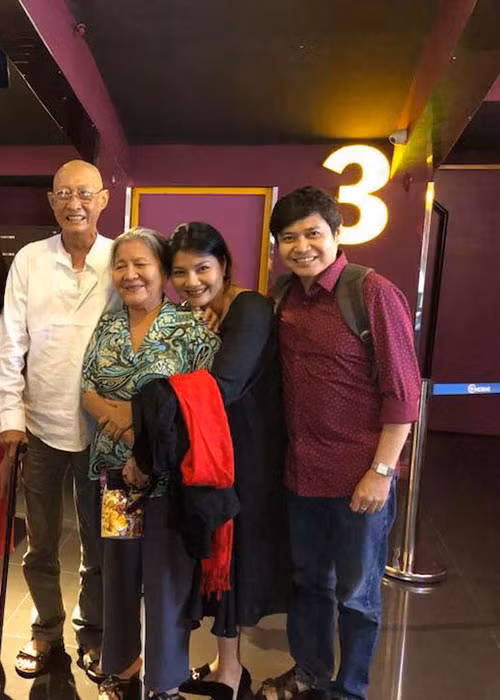 Hình ảnh nghệ sĩ Lê Bình bên diễn viên Kiều Trinh tại rạp chiếu phim.