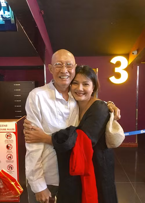 Nghe si Le Binh tuoi tan di xem phim cung dong nghiep