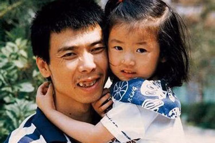 Phùng Tiểu Cương từng có 10 năm chung với nữ ý tá họ Chương. Trước khi ly hôn, cả hai có một cô con gái chung tên Phùng Tư Ngữ. Ảnh: China