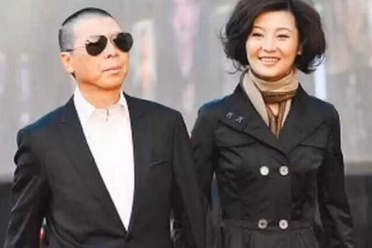 Đến nay, cuộc hôn nhân thứ hai của đạo diễn bị nghi bắt tay Phạm Băng Băng sử dụng hợp đồng âm dương có tan vỡ hay không vẫn còn bỏ ngỏ. Ảnh: Hhknews