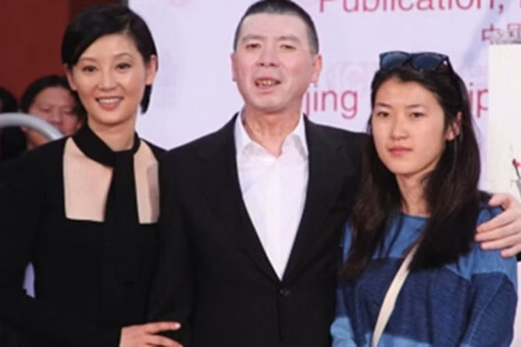 Con gái đầu lòng của Phùng Tiểu Cương ít khi lộ diện bên người bố nổi tiếng. Ảnh: Sina