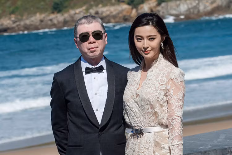 Doi tu it biet cua dao dien nghi bat tay Pham Bang Bang tron thue