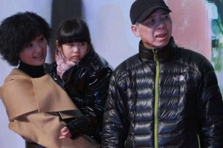 Năm 2007, vợ chồng Phùng Tiểu Cương nhận nuôi bé Từ Đóa. Ảnh: Chinadaily