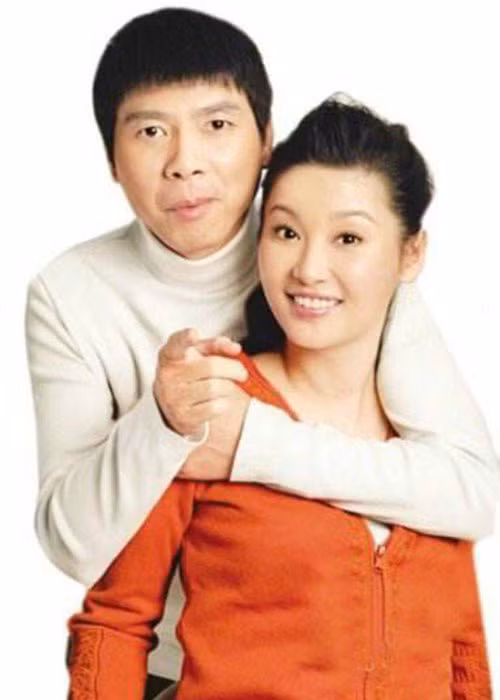 Sau khi ly dị người vợ đầu tiên, Phùng Tiểu Cương quen nữ diễn viên kém ông 9 tuổi tên Từ Phàm. Năm 1999, cả hai quyết định làm đám cưới. Ảnh: China