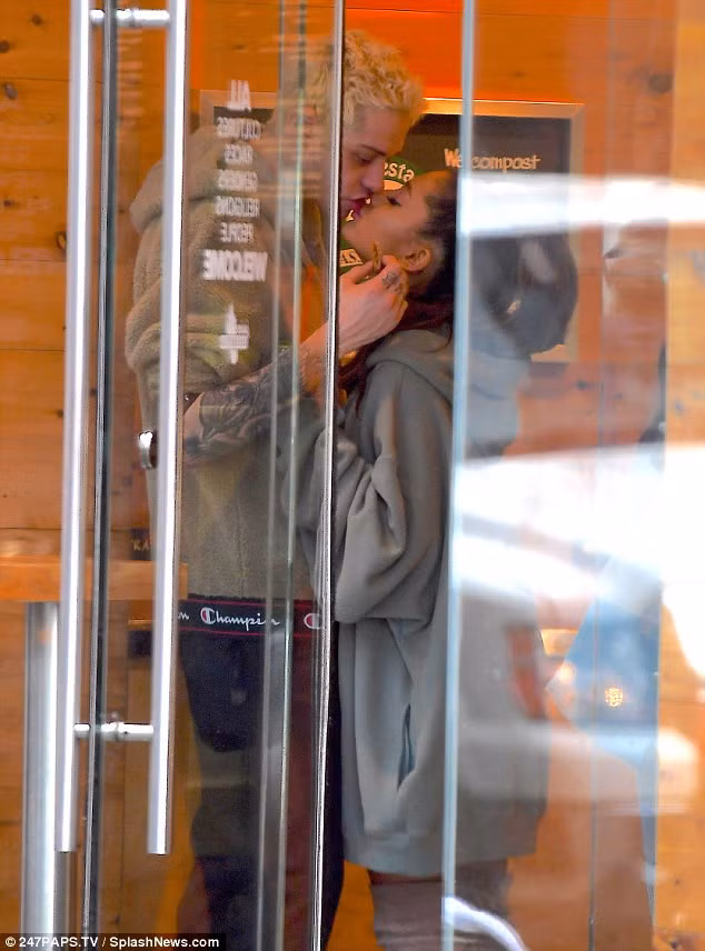 Fan doa giet ban trai Ariana Grande sau khi cong khai yeu-Hinh-2