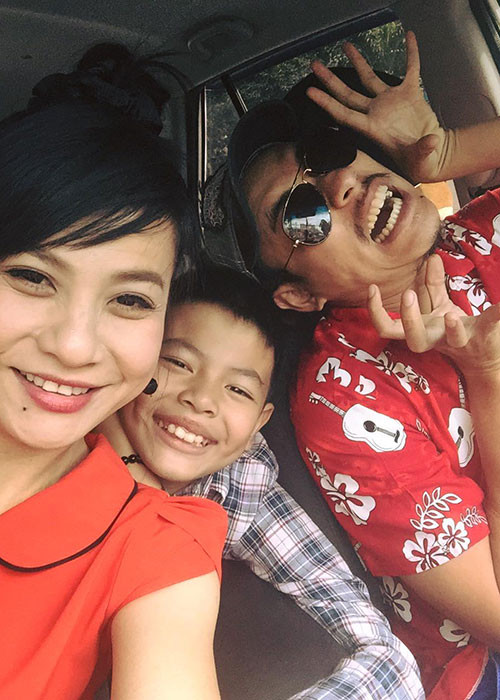 Bé Bom không chỉ quan tâm đến mẹ mà còn yêu thương bố dượng.