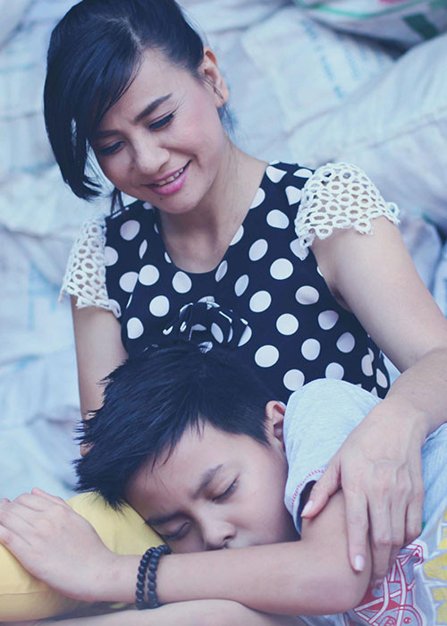 Cát Phượng cùng chồng trẻ Kiều Minh Tuấn dồn hết tình thương cho bé Bom.