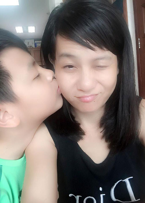 Mới đây, nữ nghệ sĩ Cát Phượng bày tỏ niềm hạnh phúc con trai từ chối để mẹ đưa tới trường vì muốn mẹ được ngủ thêm sau khi làm việc tới khuya.