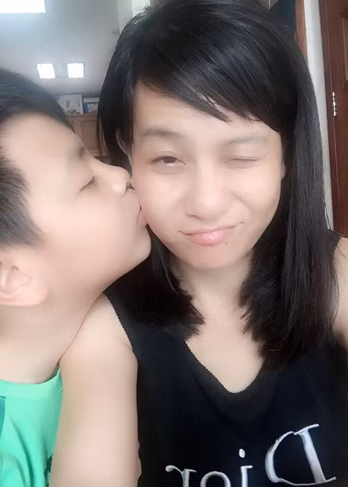 Mới đây, nữ nghệ sĩ Cát Phượng bày tỏ niềm hạnh phúc con trai từ chối để mẹ đưa tới trường vì muốn mẹ được ngủ thêm sau khi làm việc tới khuya.