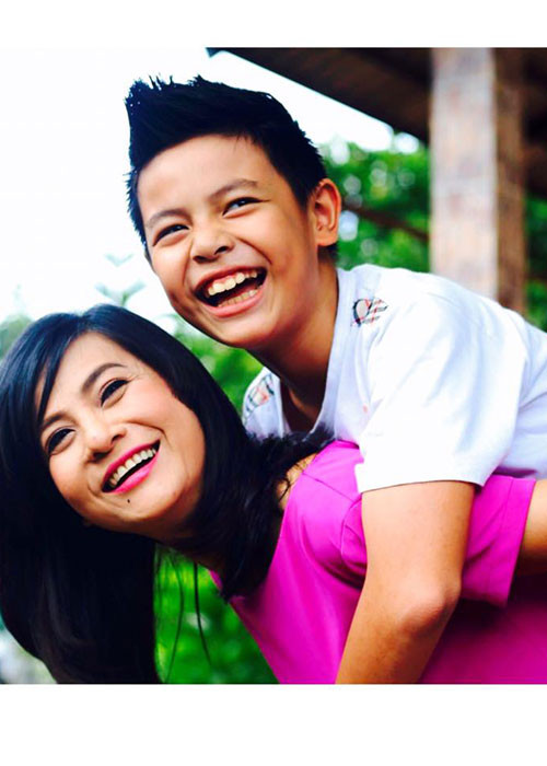 Yêu thương mẹ, bé Bom chính là người nhiều lần giục Cát Phượng kết hôn và sinh con với Kiều Minh Tuấn.