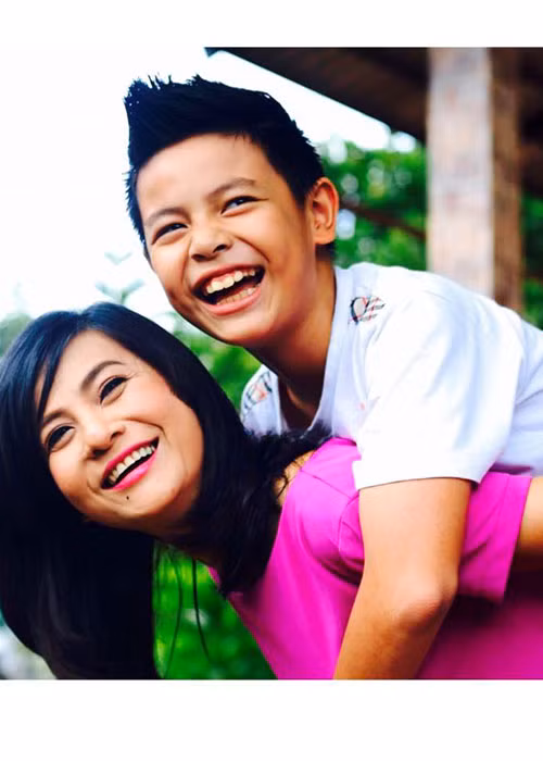 Yêu thương mẹ, bé Bom chính là người nhiều lần giục Cát Phượng kết hôn và sinh con với Kiều Minh Tuấn.