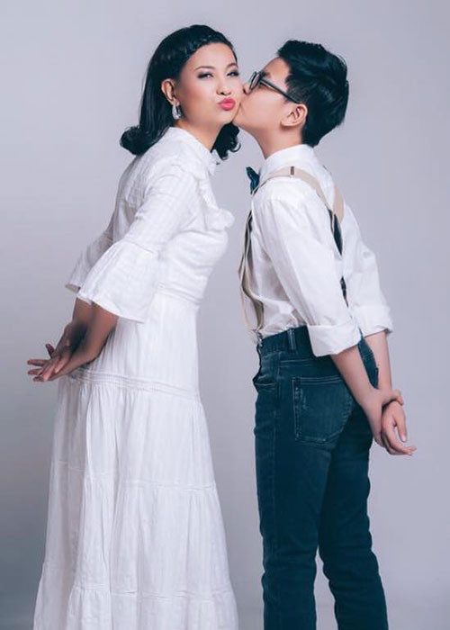 "Mỗi lần con giật mình đi toilet là thấy mẹ vẫn ngồi viết kịch bản. Mẹ kiếm gì ăn rồi ngủ nghe mẹ, thức khuya làm việc không tốt cho sức khoẻ của mẹ đâu", nữ nghệ sĩ hài chia sẻ lời của con trai.