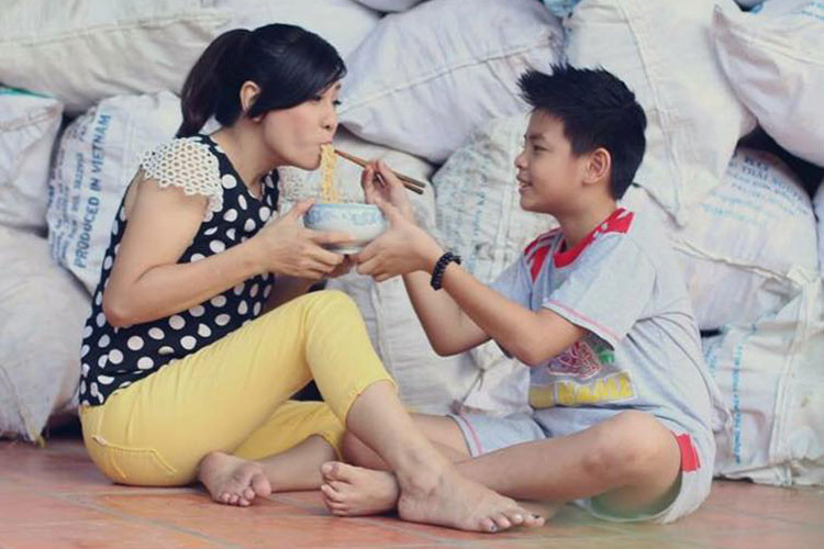 Con trai của Cát Phượng càng lớn càng hiểu chuyện, rất quan tâm đến mẹ. Trong ảnh, cậu nhóc ân cần đút thức ăn cho mẹ.