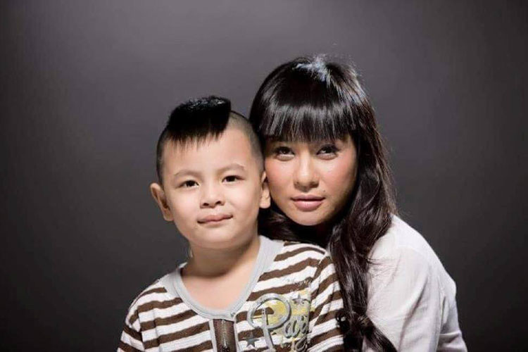 Khoanh khac dang yeu cua Cat Phuong ben con trai