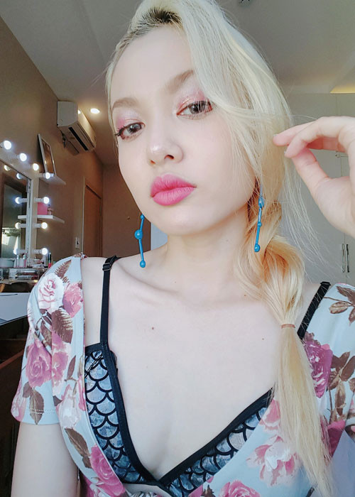 La Thanh Thanh hay còn gọi là Fung La, sinh năm 1993. Người đẹp mang 3 dòng máu: Việt, Pháp và Hoa. Cộng đồng mạng cũng biết đến Fung La bởi cô có gương mặt khá giống hot girl nổi tiếng châu Á Lily Maymac.