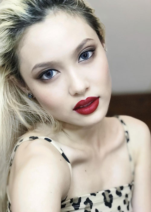 Fung La ăn mặc, trang điểm cá tính tạo nên sự khác biệt.