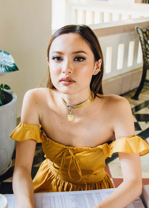 Chân dài sinh năm 1993 diện váy trễ vai dự một sự kiện.