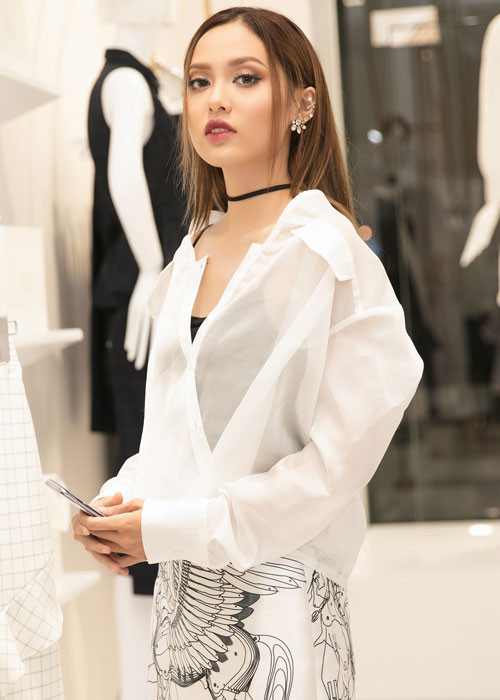 Nữ người mẫu "nấm lùn" đắt show hơn sau khi rời Vietnam's Next Top Model.