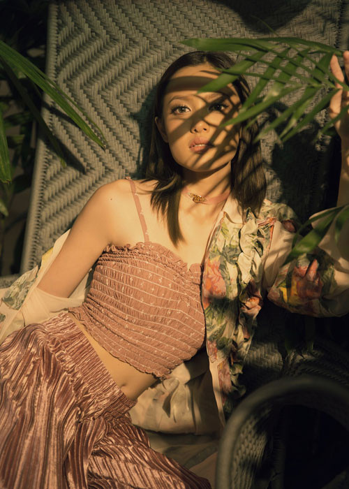 Fung La có gu thời trang tinh tế nhờ theo học ngành thiết kế thời trang.