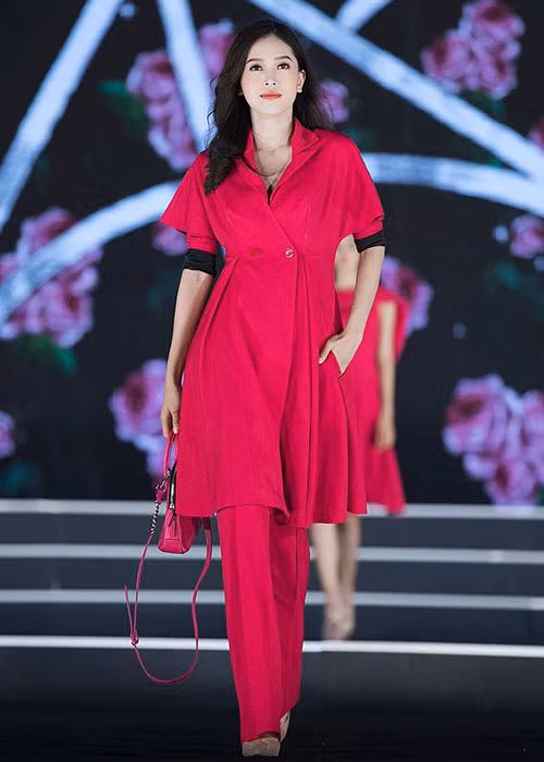 Người đẹp 20 tuổi cũng từng đoạt giải Gương mặt trang bìa của báo Sinh viên Việt Nam 2017.