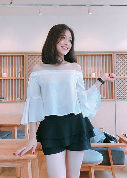 Không lộng lẫy như trên sân khấu, ngoài đời Phương Nga vẫn hút ánh nhìn bởi vẻ trẻ trung, rạng rỡ.