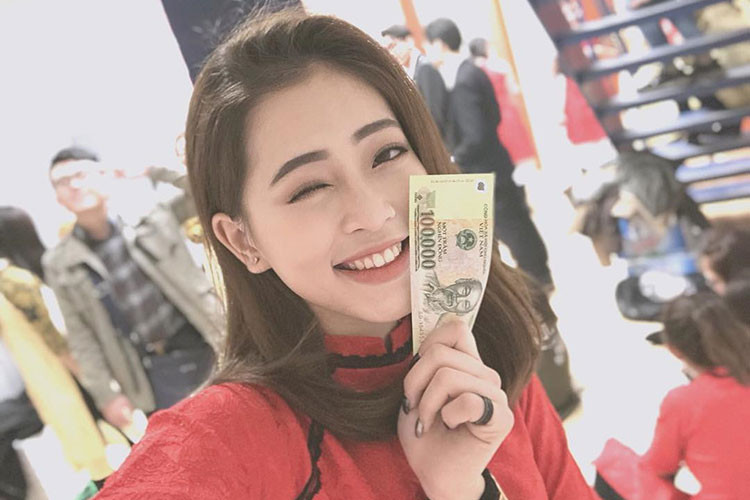 Theo Zing, Phương Nga từng đoạt một số giải thưởng học tập như giải Nhì cuộc thi Tìm hiểu và làm theo tấm gương đạo đức Hồ Chí Minh cấp quận năm 2014, giải Ba cuộc thi tài năng pháp luật cấp thành phố năm 2015.