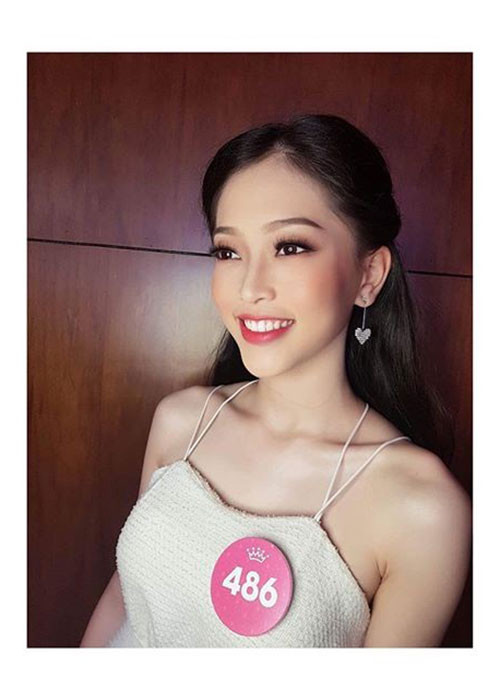 Phương Nga sinh năm 1998, hiện theo học tại trường Đại học Kinh tế Quốc dân Hà Nội.