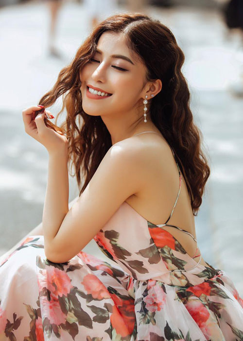 Ngọc Ánh khoe vai trần gợi cảm trong một bộ ảnh.