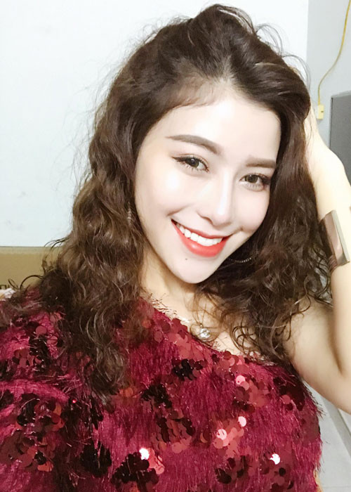 Tân quán quân The Voice từng làm nhân viên phục vụ, PG, hát phòng trà để nuôi dưỡng niềm đam mê ca hát.