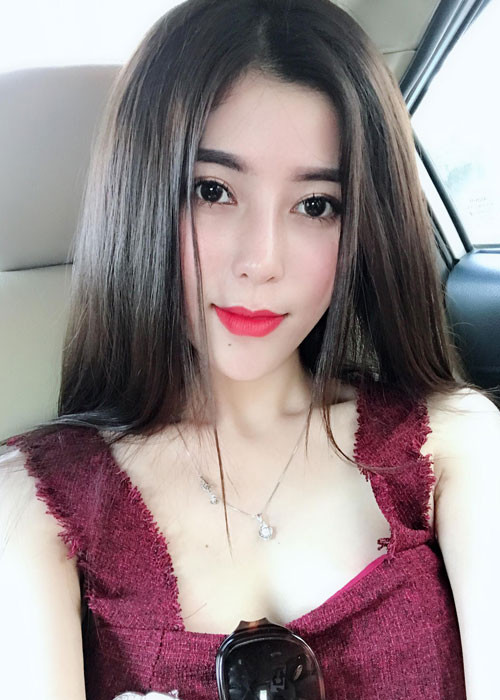 Ngọc Ánh từng không được gia đình ủng hộ theo đuổi con đường âm nhạc và hướng cô theo một nghề nghiệp khác. Tuy nhiên, vì đam mê hát mãnh liệt, Ngọc Ánh tự đi làm kiếm sống để theo đuổi ước mơ.