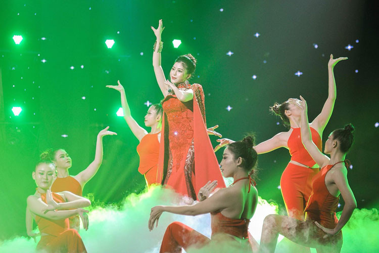 Phần trình diễn ở vòng giấu mặt của Ngọc Ánh cũng đạt lượt xem "khủng" trên Youtube. Bởi vậy, cô được dân mạng đặt biệt danh cô gái triệu views.