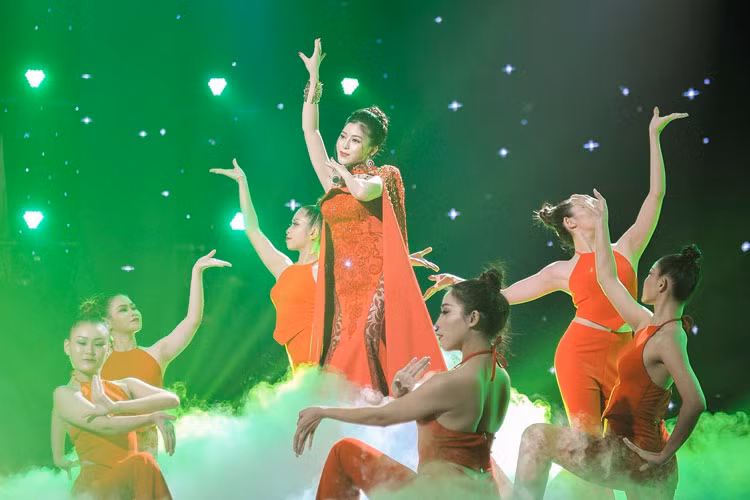 Phần trình diễn ở vòng giấu mặt của Ngọc Ánh cũng đạt lượt xem "khủng" trên Youtube. Bởi vậy, cô được dân mạng đặt biệt danh cô gái triệu views.