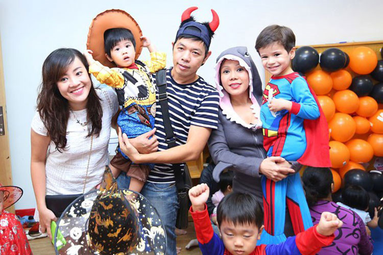 Hình ảnh nam diễn viên đưa con trai Nemo và bà xã dự tiệc Halloween.