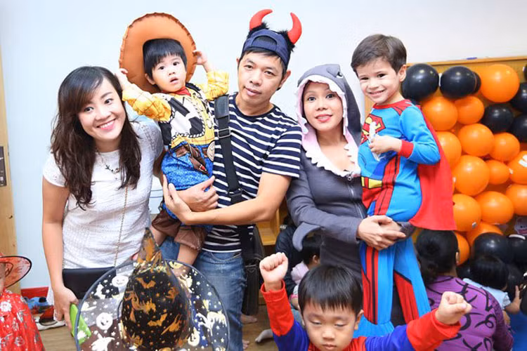 Hình ảnh nam diễn viên đưa con trai Nemo và bà xã dự tiệc Halloween.