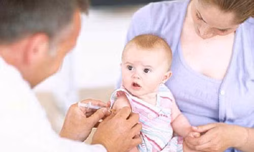 11 mui tiem quan trong cho be truoc 6 tuoi bo me can nho