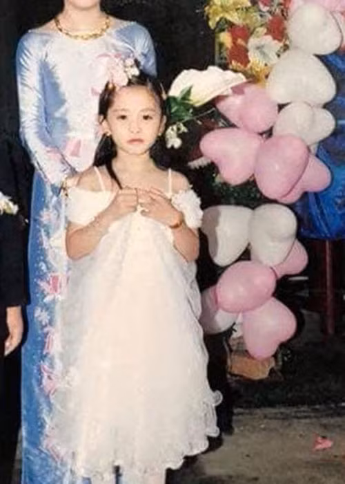  Hoa hậu Trần Tiểu Vy xinh đẹp từ tấm bé với gương mặt trái xoan, nước da trắng. Ảnh: Zing